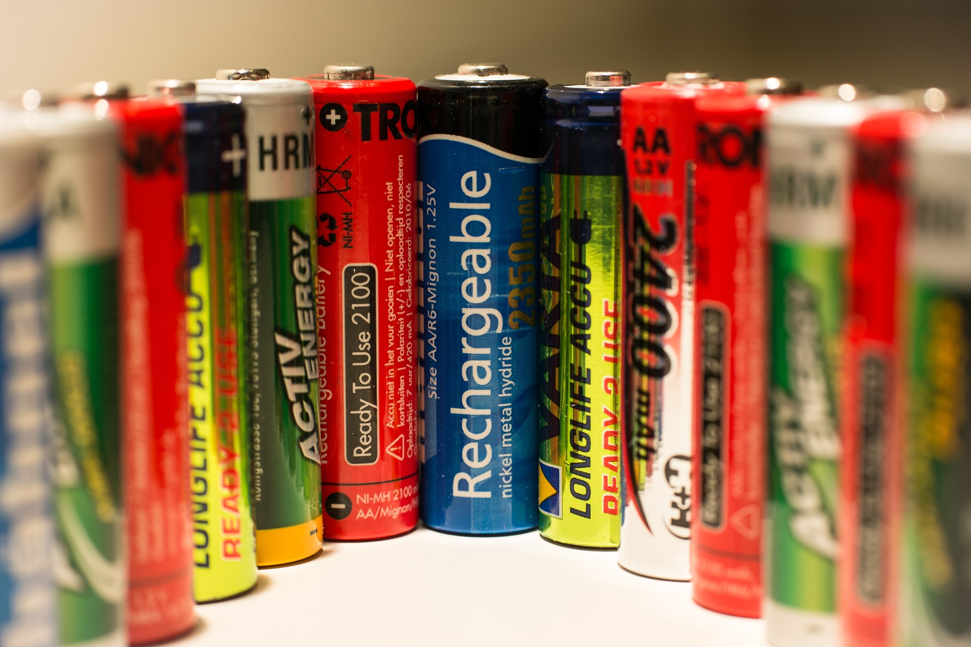 Rechargeable Battery Tech Leaps Forward with Possible Li-Ion Replacement